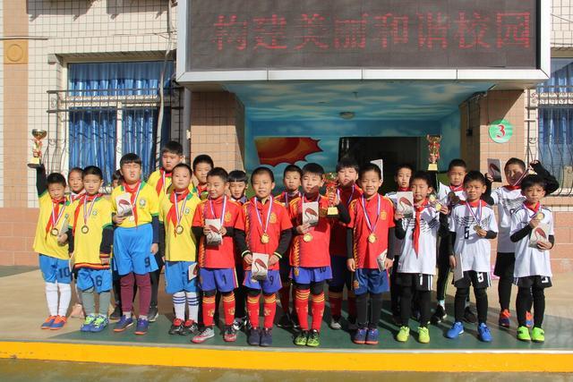 哈利伯顿26+11库里25+10+5 步行者力克勇士